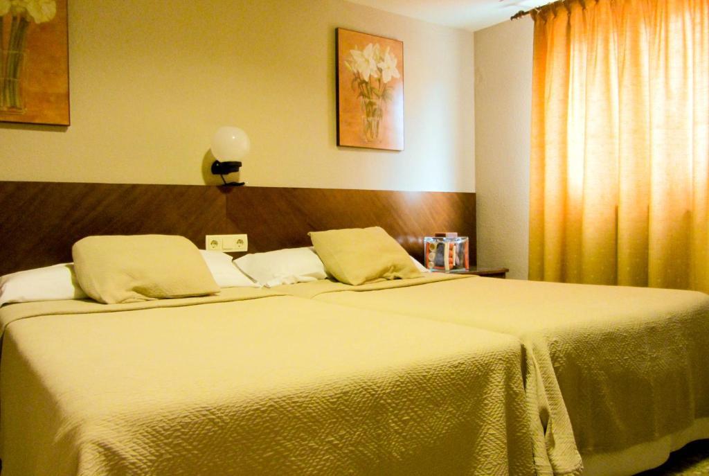 Hotel Avenida Requena Cameră foto